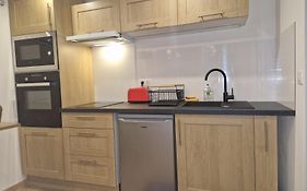 Charming Apartment Near La Defense, Paris